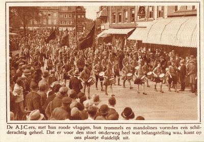 99318 Afbeelding van de jeugdleden van de Arbeiders Jeugd Centrale (A.J.C.) in de 1 Mei optocht op het Vredenburg te Utrecht.